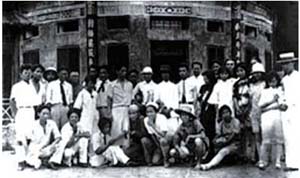 1927꣬ﺺϺϹ磬12ϹϺСᡱȳС糡ϷݳʽͼΪԱӰ